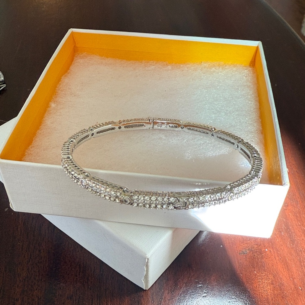 Elegant Nadri Jewelry Silver Hinged Bangle Bracelet Perfect like new. - Picture 3 of 5